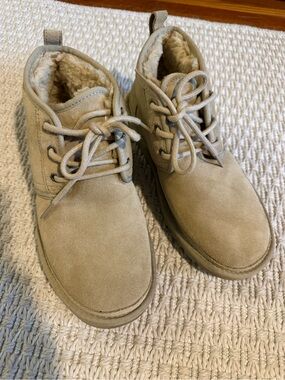 UGG Women’s Suede Chukka Boots in Light Tan